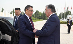 Дүйшөмбүдө Президент Садыр Жапаровдун Президент Эмомали Рахмон менен расмий жолугушуу аземи өттү