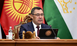 Президент Садыр Жапаров Тажикстандын Президенти Эмомали Рахмон менен болгон сүйлөшүүлөрүнүн жыйынтыгы боюнча ЖМКлар үчүн билдирүү жасады