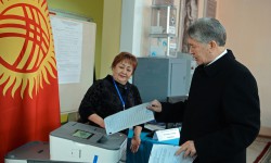 А.Атамбаев референдум жана жергиликтүү кеңештерди шайлоого катышты