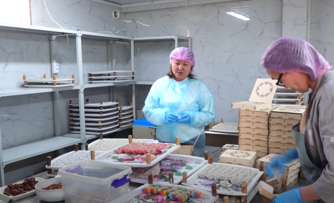 Кургатылган жемиштен нукура момпосуйларды өндүргөн үй-бүлө
