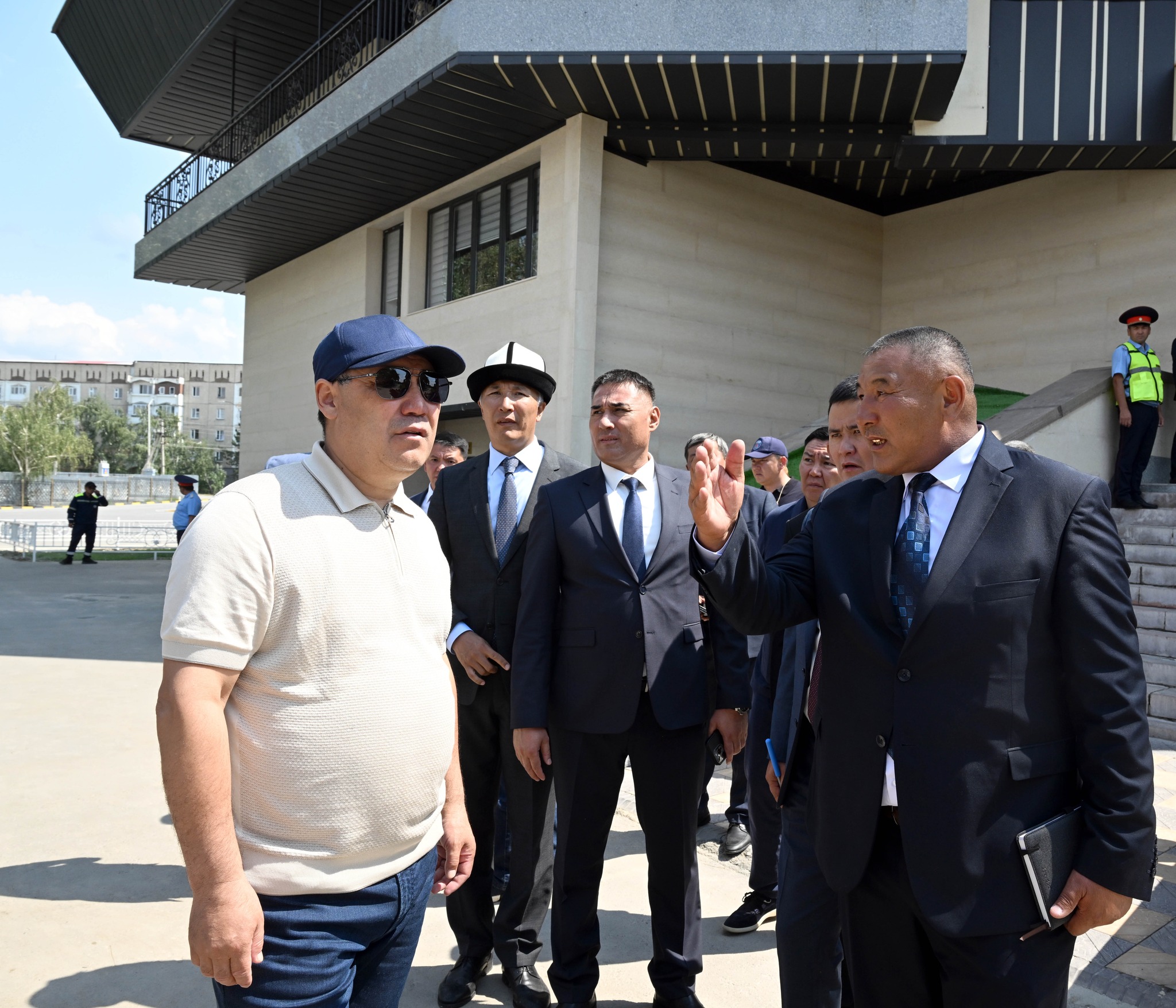 Садыр Жапаров Каракол шаарындагы "Ысык-Көл автовокзалы" филиалынын жаңыланган имараты менен таанышты 
