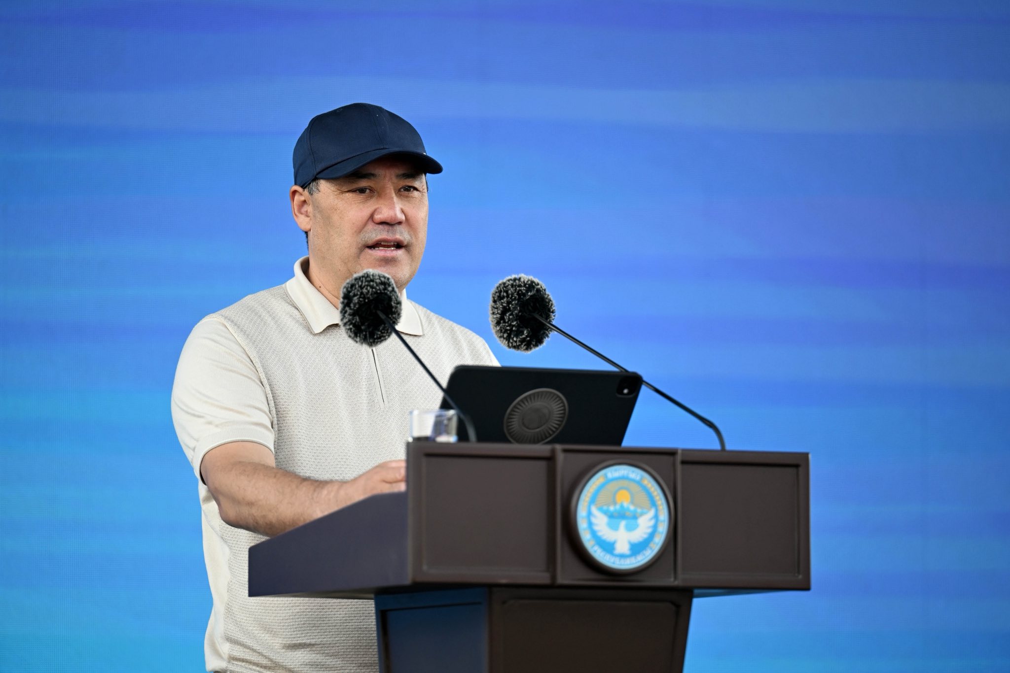 Президент Садыр Жапаров: Учурда өлкөбүздүн бардык аймактарында 70 миңге жакын батирдин курулушу жүрүп жатат