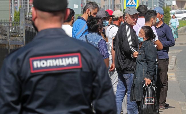 Миграциядагы милдет: Орусиядагы катаалдашкан мыйзамдардын капшабы