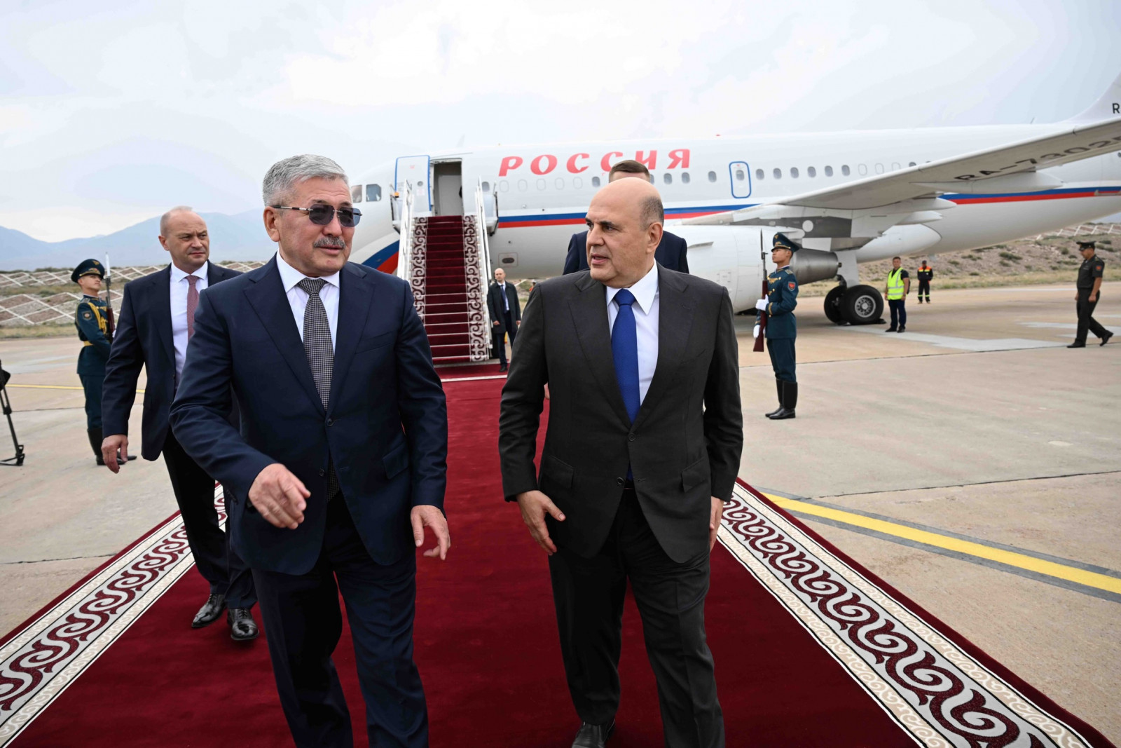 Россия өкмөтүнүн төрагасы Михаил Мишустин Кыргызстанга расмий сапар менен келди