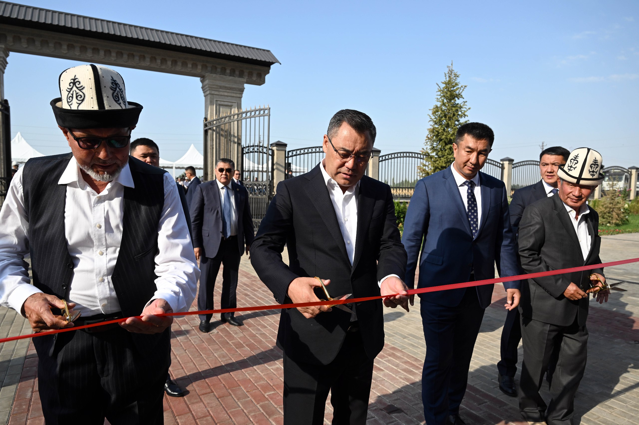 Президент Миң-Өрүк айылындагы 750 орундуу мектепти ачты