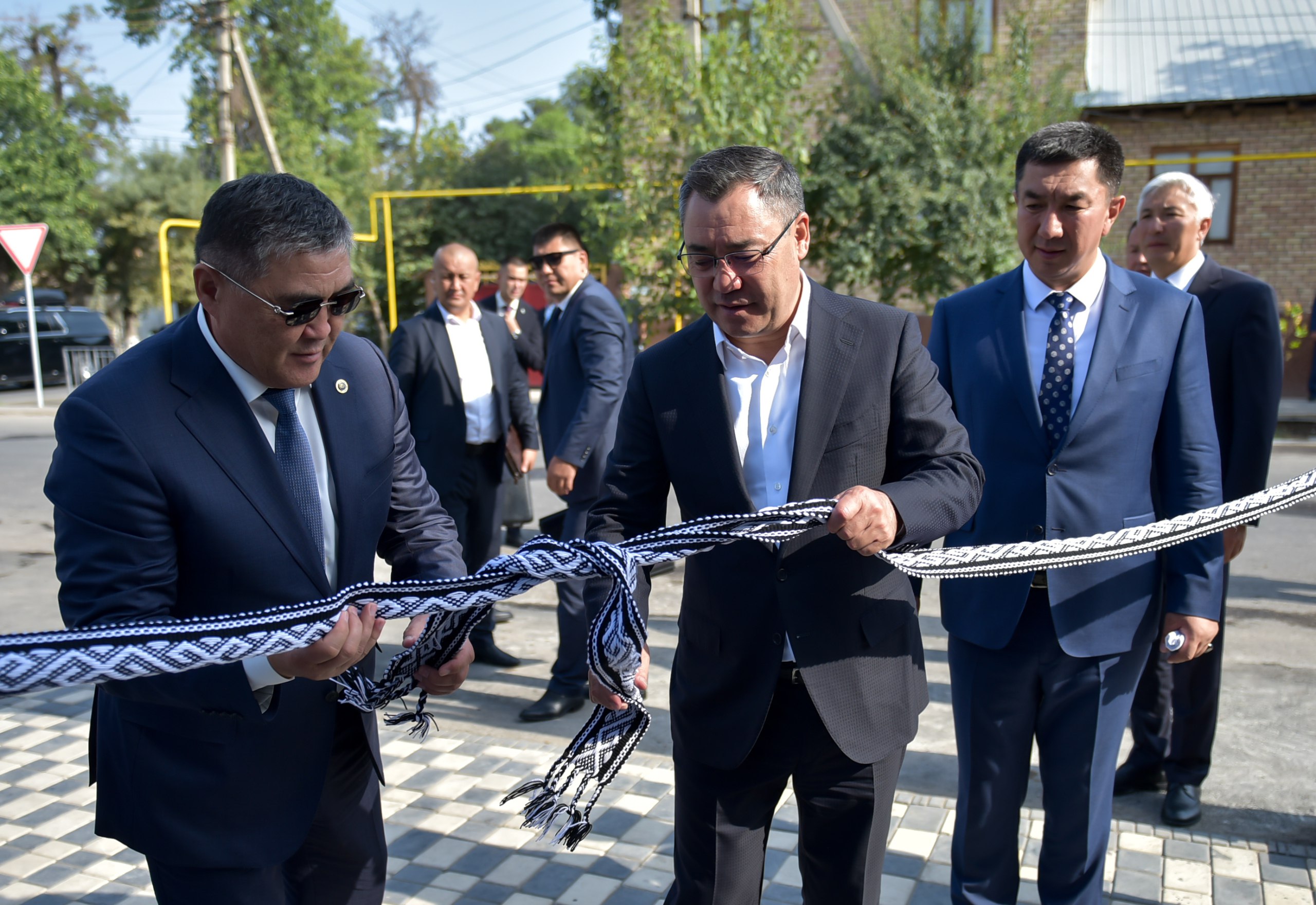 Президент Садыр Жапаров Жалал-Абад облустук көркөм сүрөт жатак-мектебин ачты