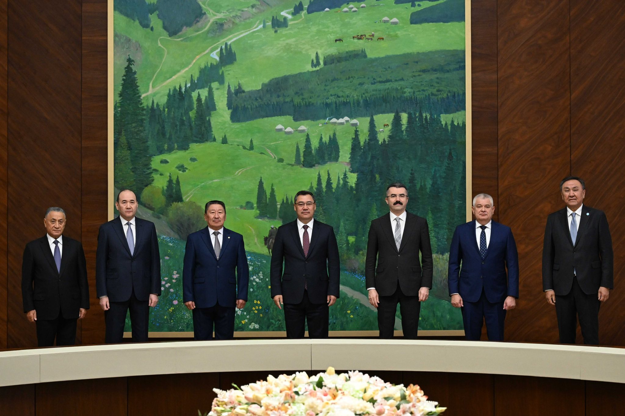 Президент Садыр Жапаров ТМУга мүчө мамлекеттердин Коопсуздук кеңештеринин катчыларын кабыл алды