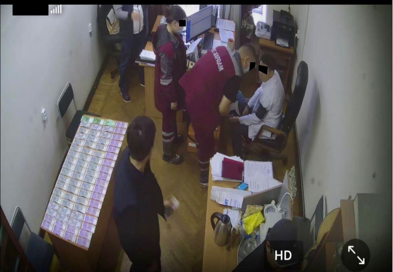 Медакадемиянын окутуучусу 150 миң пара алып жаткан жеринен  кармалды