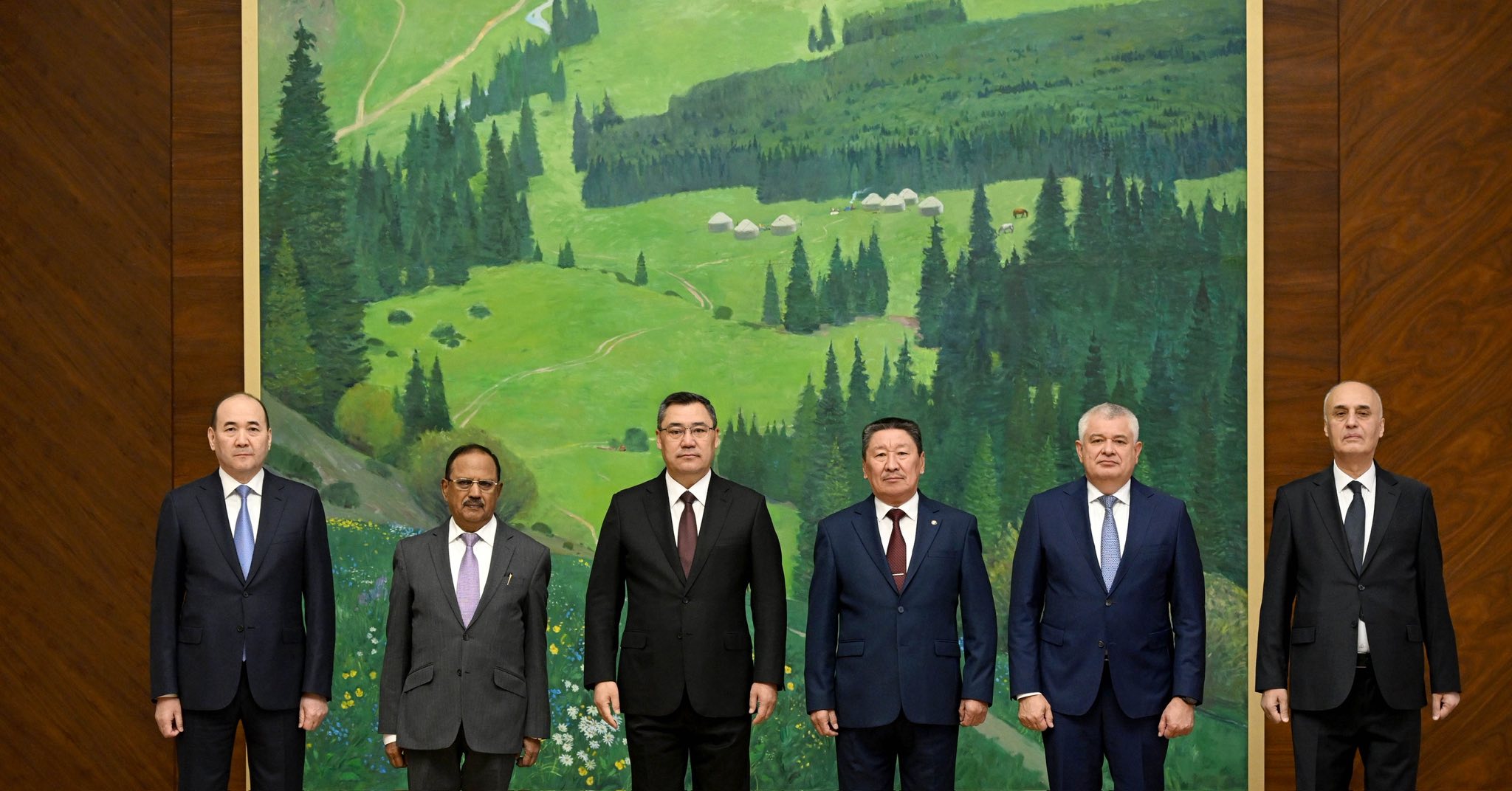 Садыр Жапаров Борбор Азия өлкөлөрүнүн Коопсуздук кеңештеринин катчыларын жана Индиянын улуттук коопсуздук боюнча кеңешчисин кабыл алды