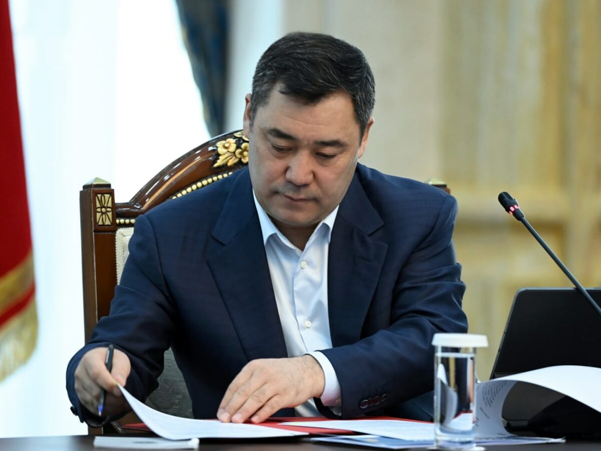 Президент үй-бүлөлүк зомбулук үчүн жоопкерчиликти күчөтүү мыйзамына кол койду