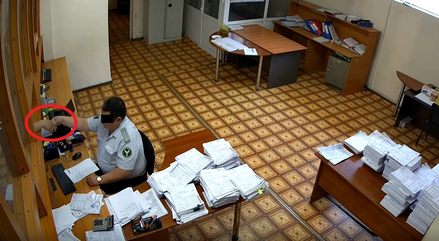 Видео далил: Декларация жана документтер үчүн акча жыйнаган бажычылар кармалды