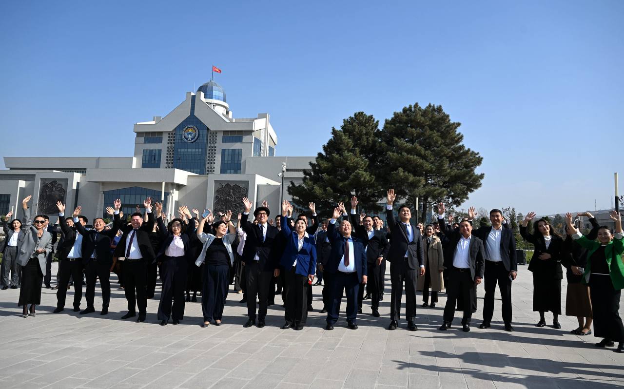 Президенттин Администрациясынын кызматкерлери «Ак илбирсти колдоо үчүн 23 мүнөт» акциясына катышты