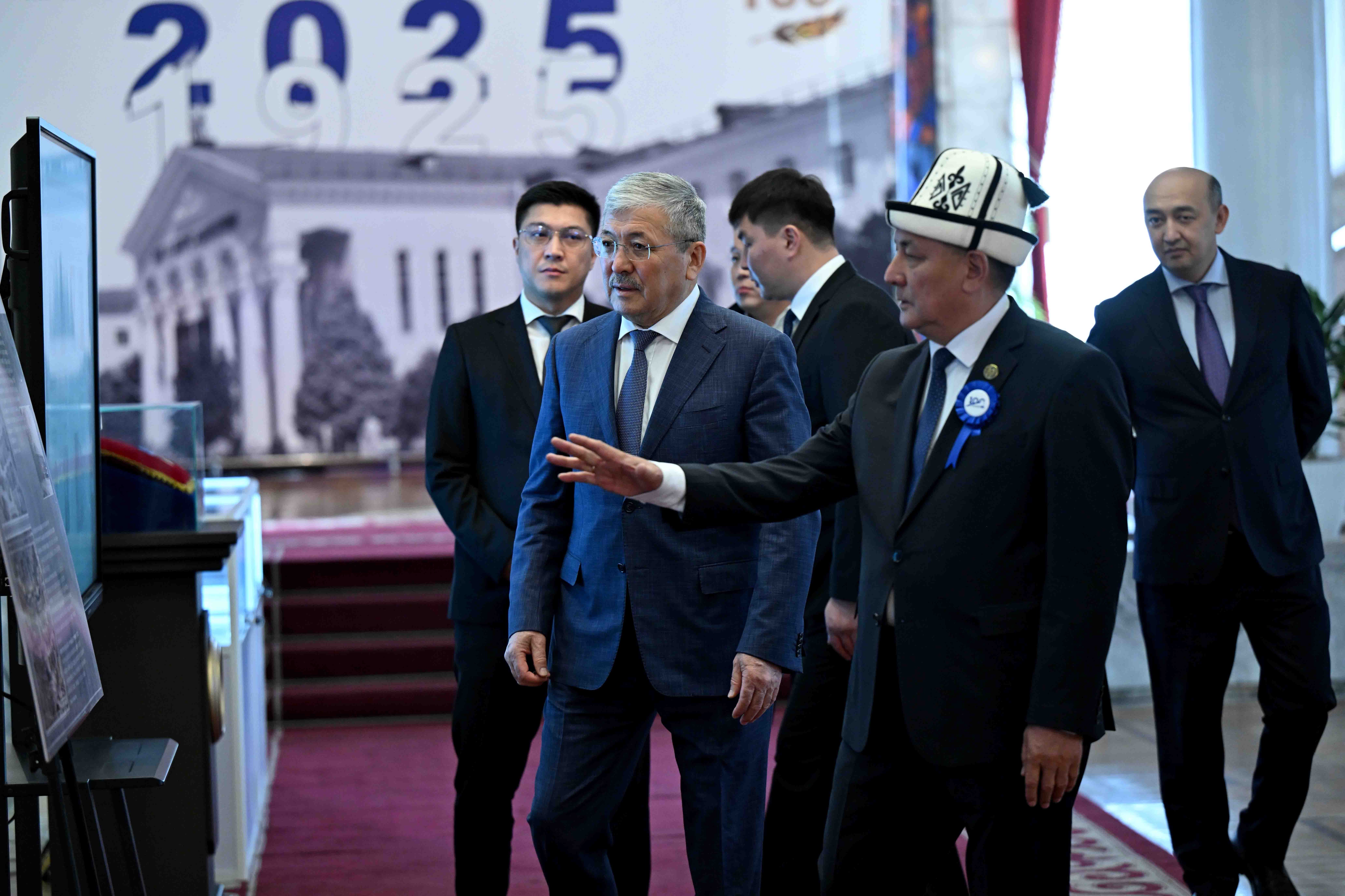 Адылбек Касымалиев Жусуп Баласагын атындагы Кыргыз улуттук университетинин 100 жылдыгына арналган салтанаттуу иш-чарага катышты