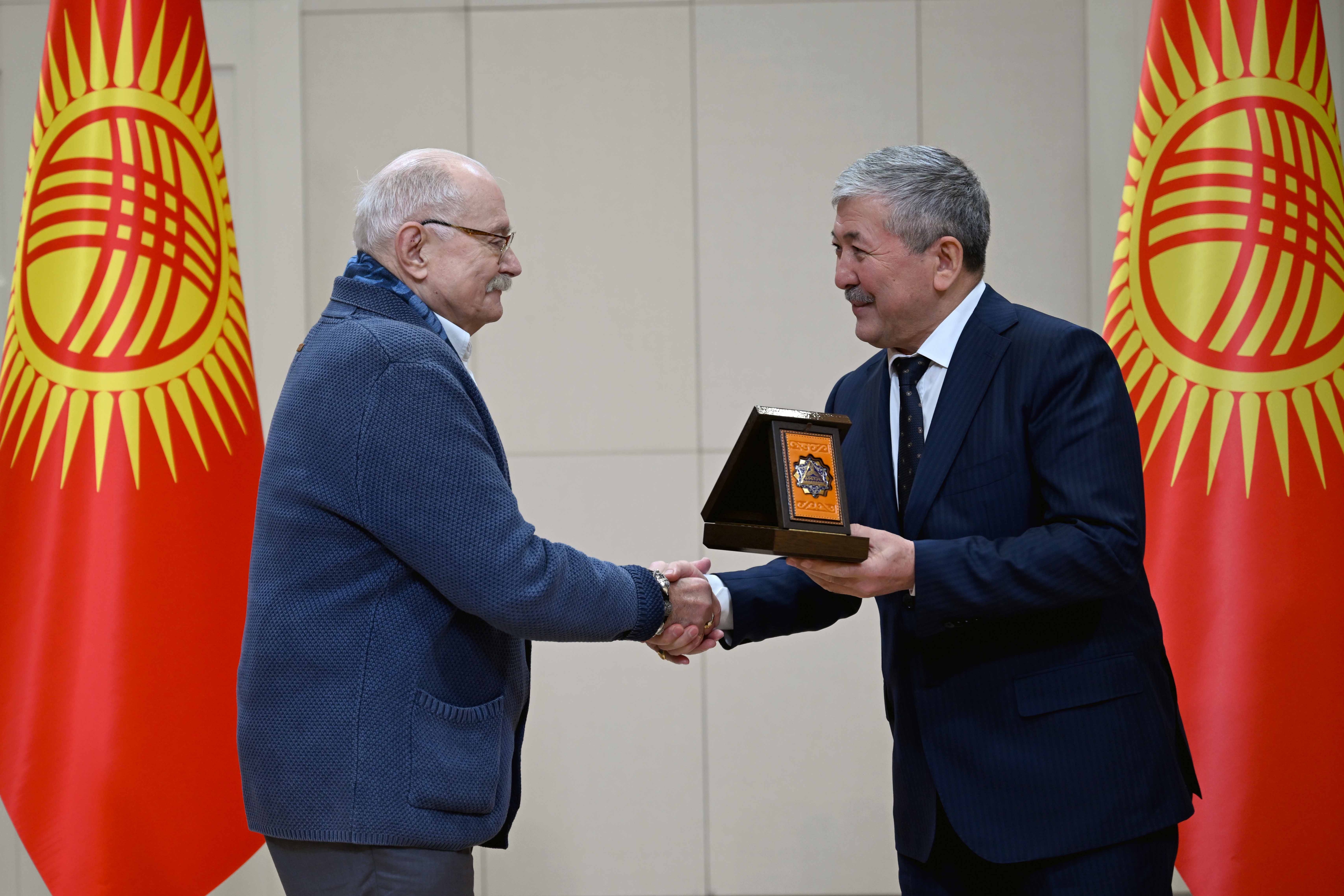 Адылбек Касымалиев орусиялык кинорежиссёр Никита Михалковго “Достук” орденин тапшырды