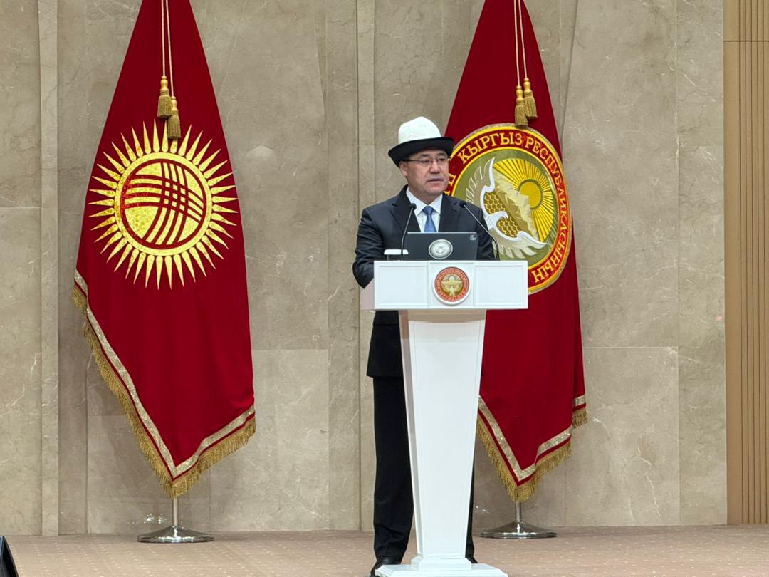 Садыр Жапаров: Көздүү мончок жерде калбайт: Билимдүү жаштар — Кыргызстандын жаркын келечеги!