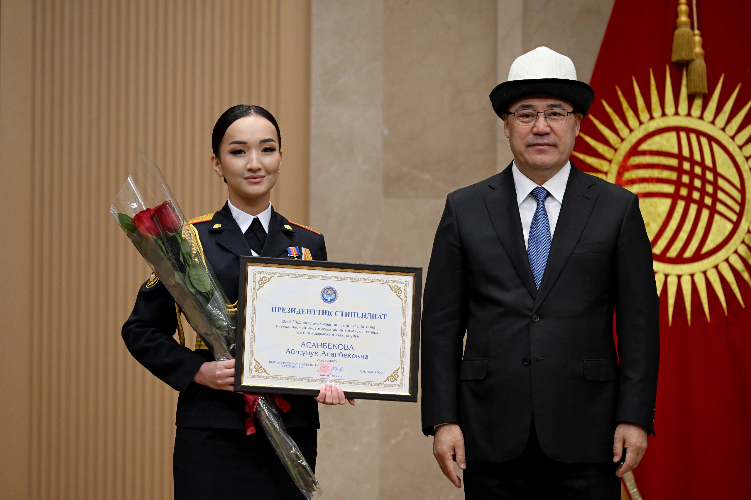 Садыр Жапаров өлкөнүн жогорку окуу жайларынын мыкты студенттерине президенттик стипендия тапшырды