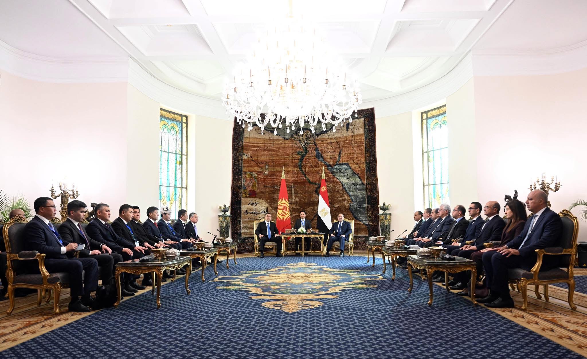 Президент Садыр Жапаров Мисирдин Президенти Абдель-Фаттах Ас-Сиси менен Каирде кеңейтилген форматта сүйлөшүүлөрдү өткөрдү