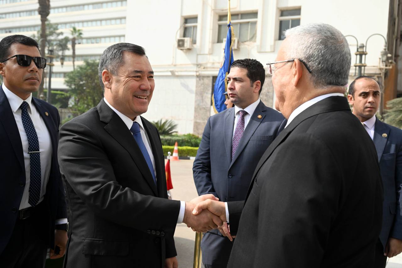 Каир шаарында Президент Садыр Жапаровдун Мисир Парламентинин Өкүлдөр палатасынын спикери Ханафи Али Жебали менен жолугушуусу болду