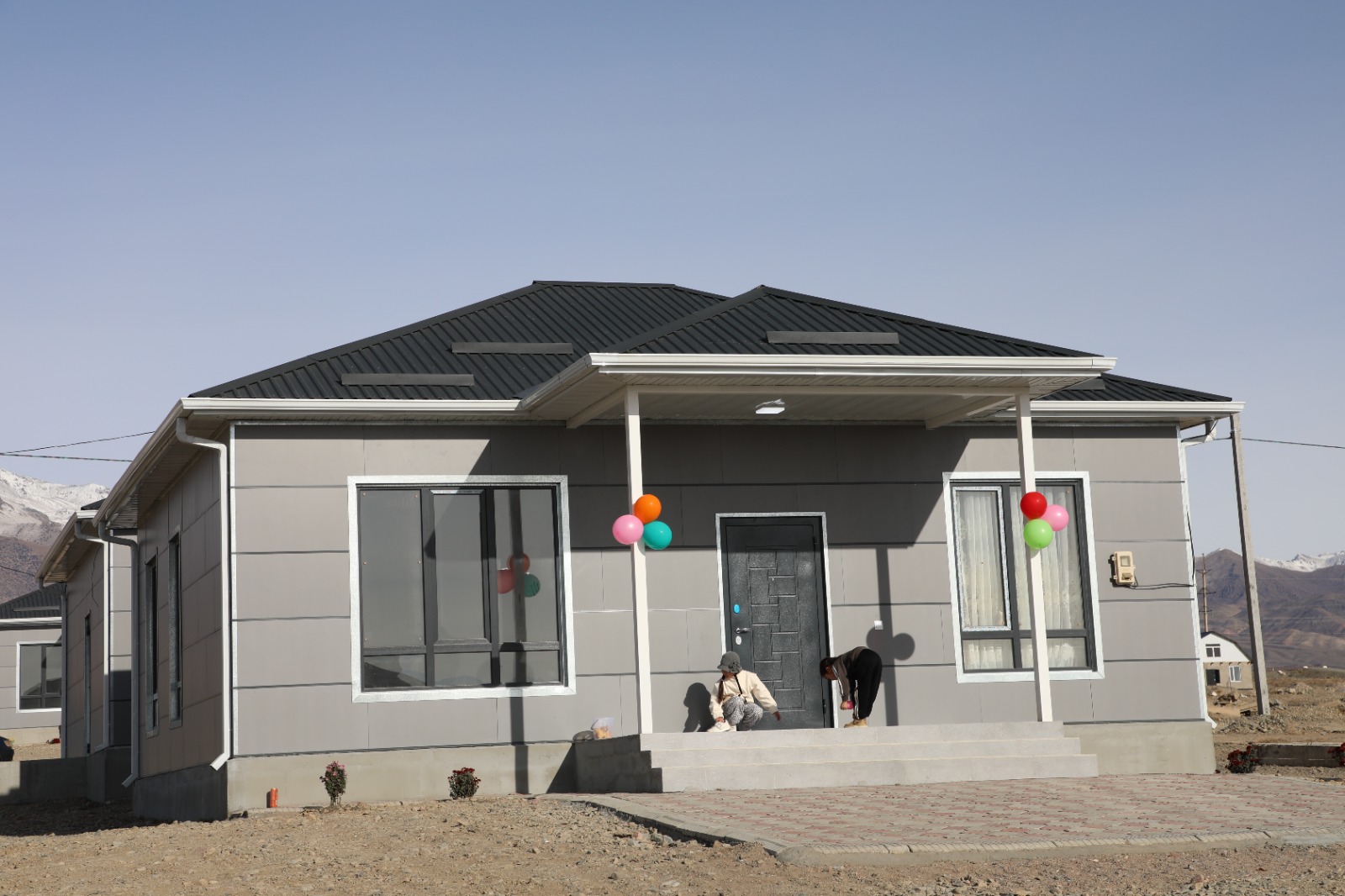 Балыкчыда кооптуу аймакта жашаган 6 үй-бүлөгө жаңы үйлөр берилди