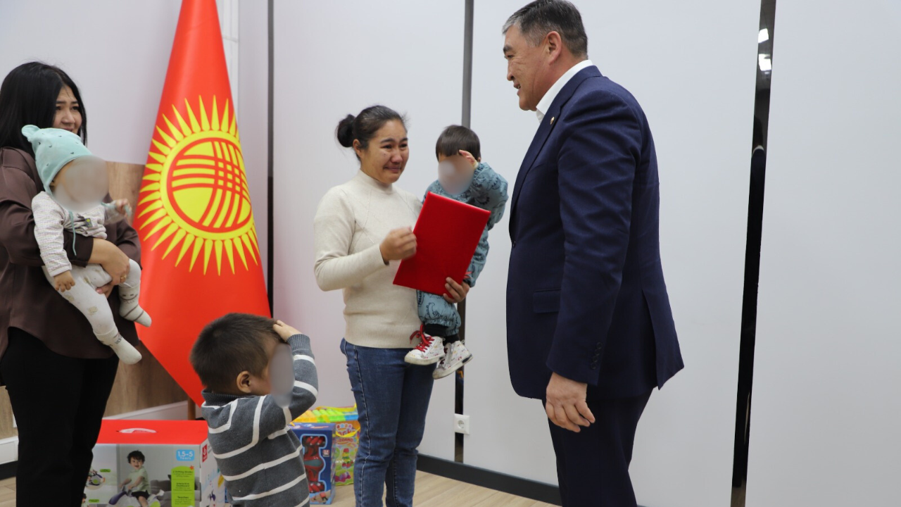 Төрт жашында 1500 сомго сатылган кыз: Ташиев ага үй берди