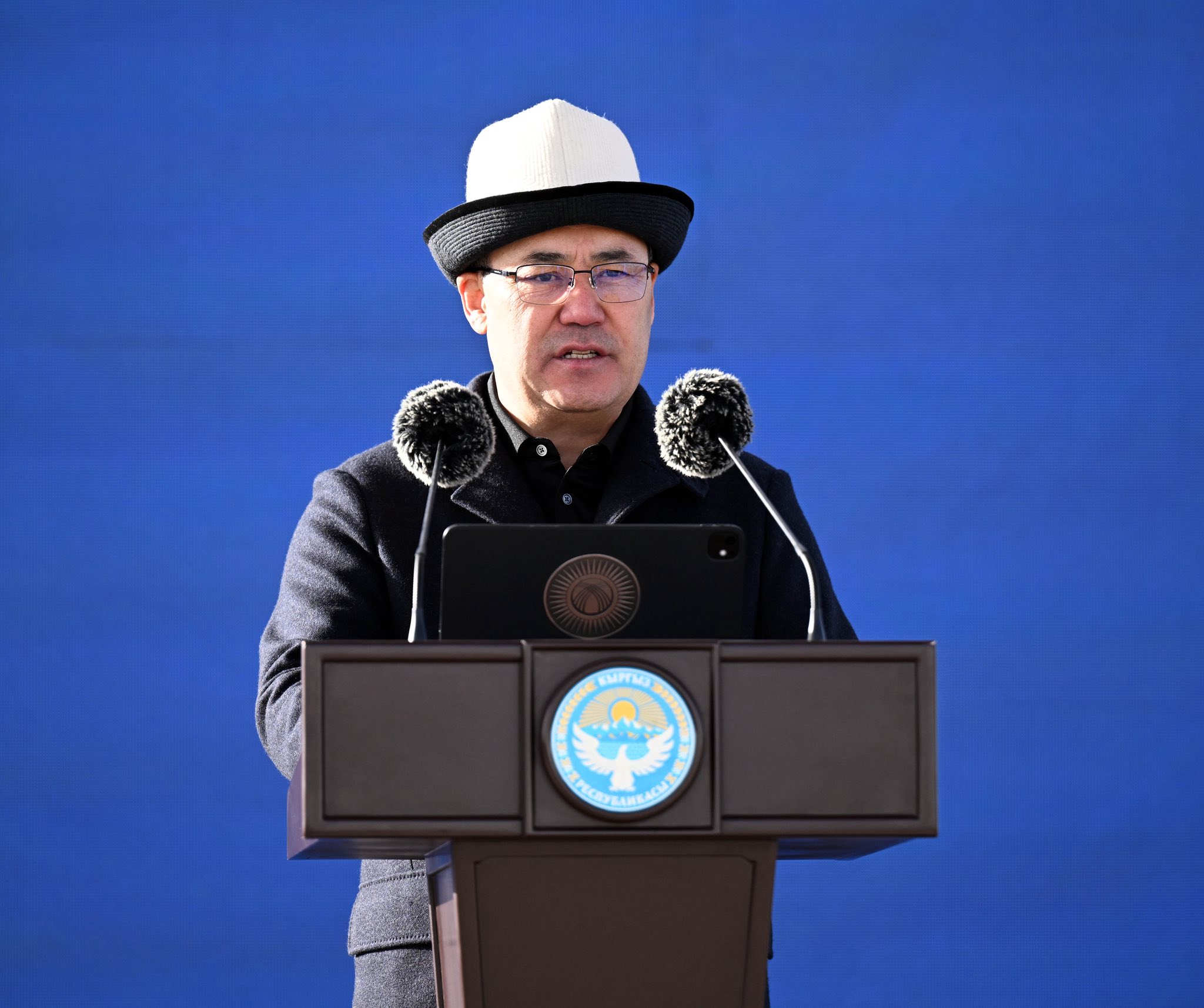 Президент: “Биздин эң башкы максатыбыз — мамлекеттин жаркын келечек ээлери – балдарыбызга татыктуу балалык тартуулоо”