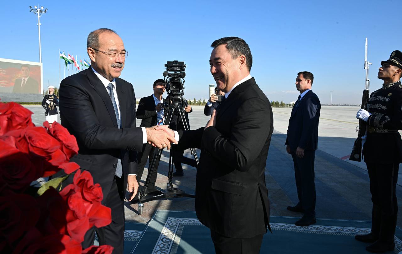 Президент Садыр Жапаров иш сапары менен Өзбекстанга барды